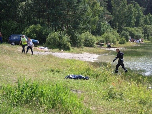 We wtorek około godziny 11.00 w Zakrzewie w gminie Linia doszło do tragedii. 31-letnia kobieta ruszyła na ratunek swojej 9-letniej córce, która zaczęła tonąć w jeziorze Morzyce. Niestety matka wraz z dzieckiem utonęły.