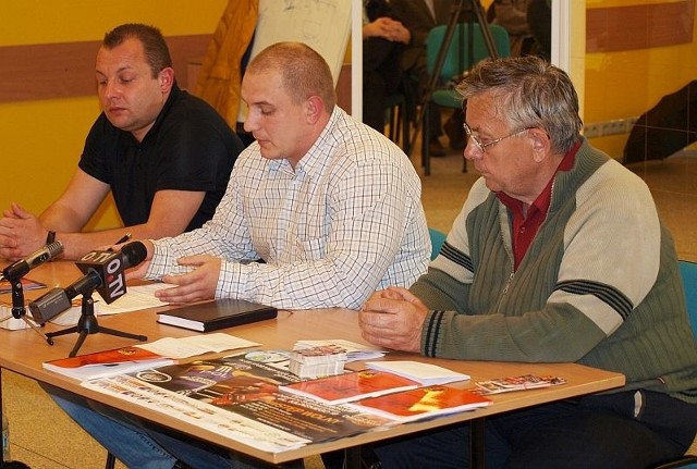 Przedstawiciele stowarzyszenia "Ring&#8221;- od lewej Dariusz Zwoliński, Łukasz Dybiec i Marian Kałuża- zapowiadają spore emocje na mityngu w Ostrowcu Św.