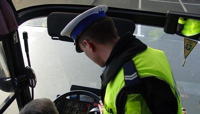 Policjanci są gotowi kontrolować każdy autobus, który ma wieźć zwłaszcza dzieci na dłuższe trasy.