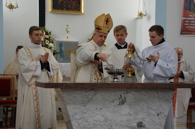 Poświęcenia dokonał biskup diecezji kieleckiej Jan Piotrowski. Świadkami tego wydarzenia byli licznie zgromadzeni księża, w tym obecny proboszcz parafii, ksiądz Paweł Stolarczyk, jego poprzednik, ksiądz Wojciech Zięć oraz budowniczy kościoła, ksiądz  Zenon Stępień.