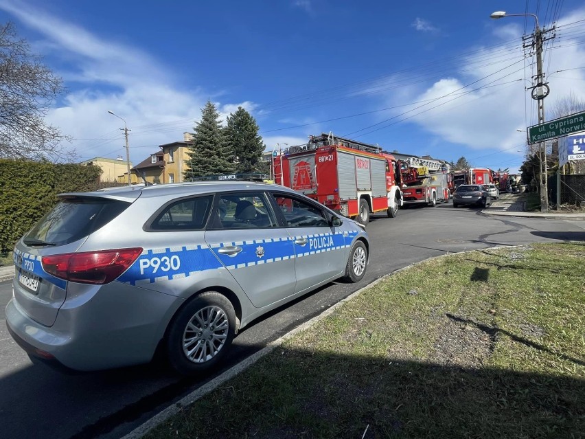 Groźny pożar w Bielsku-Białej. Ogień pojawił się w mieszkaniu. Trzy osoby, w tym dziecko, trafiły do szpitala