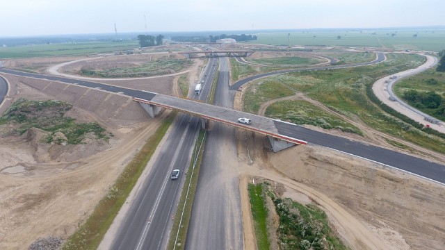 Budowa drogi S61 Podborze-Śniadowo oraz przebudowa drogi S8 w rejonie Ostrowi Maz. Stan na trzecią dekadę czerwca 2023. Skrzyżowanie drogi ekspresowej S8 z drogą ekspresową S61  będzie w postaci węzła typu WA „koniczyna”, z elementami łącznic bezpośrednich