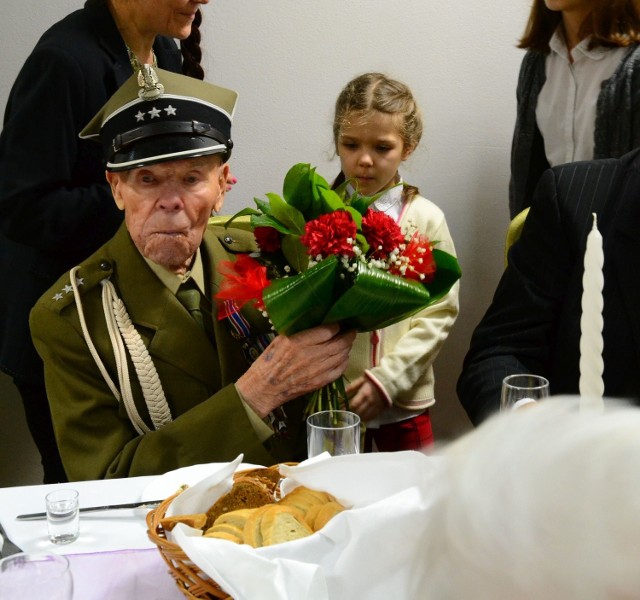 Najmłodsze pokolenie z rodziny składa życzenia panu Antoniemu z okazji jego setnych urodzin