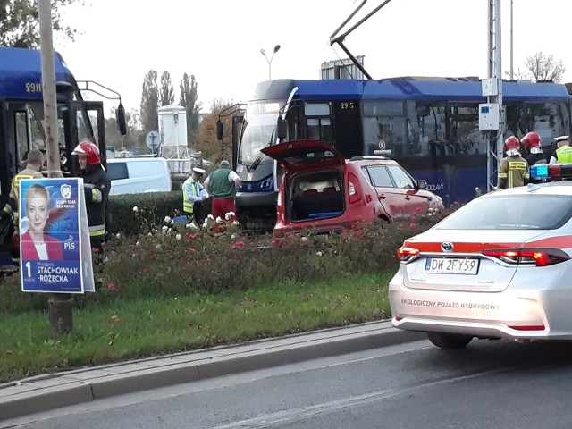 Według wstępnych ustaleń do zderzenia doszło, gdy kierowca samochodu marki Kia zwracał. Przejeżdżając przez torowisko nie zauważył tramwaju jadącego w stronę centrum miasta.