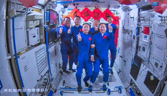 Chiny wysłały trzech astronautów na swoją stację kosmiczną Tiangong 30 maja, po raz pierwszy umieszczając cywila na orbicie.  Pekin planuje wysłać załogową misję na Księżyc do 2030 roku.