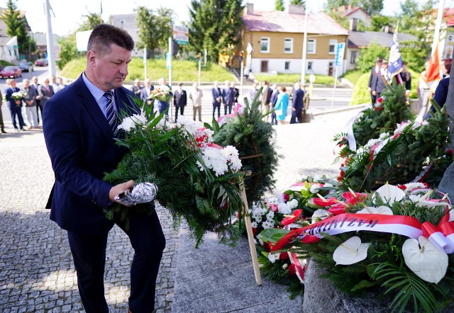 Obchody 43. rocznicy Lubelskiego Lipca. Złożono kwiaty pod Krzyżem Wdzięczności przy Drodze Męczenników Majdanka w Lublinie.