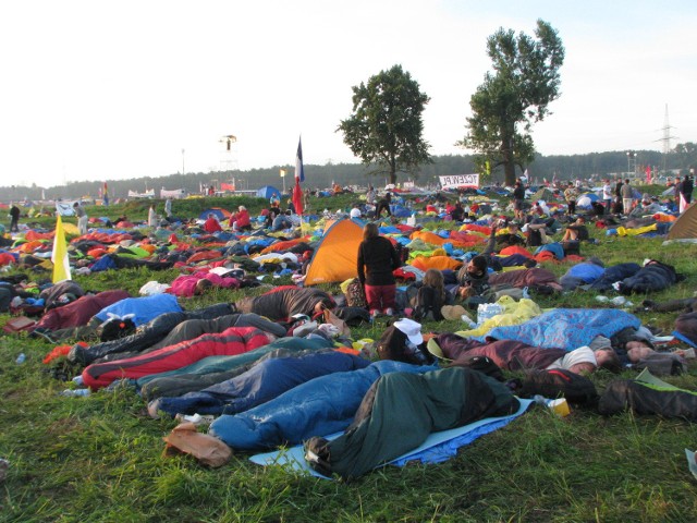 Większość pielgrzymów spędziła ostatnią noc pod gołym niebem