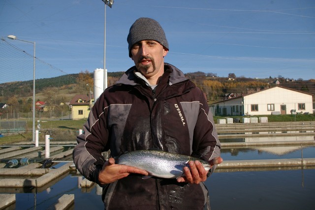 Marcin Chmura jesat ichtiologiem w Gospodarstwie Rybackim Eko-Pstrąg Beskid w Ropie