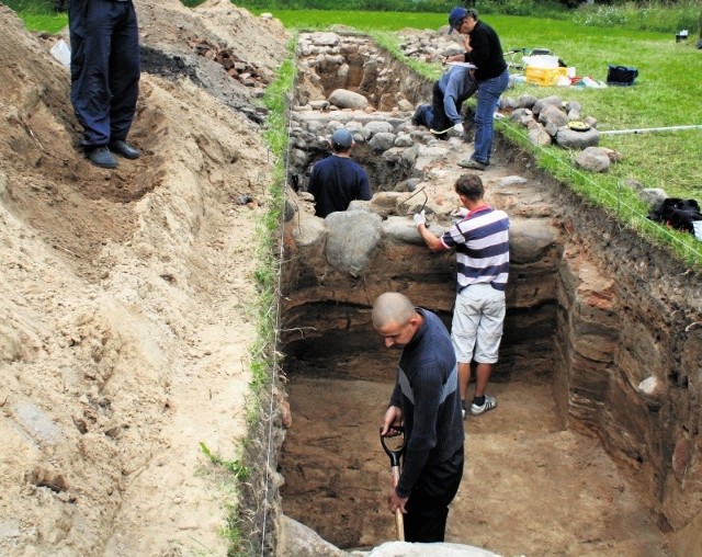 Badania w Tykocinie zakończyły się sukcesem. Archeolodzy natrafili na pozostałości fundamentów budynków klasztornych.