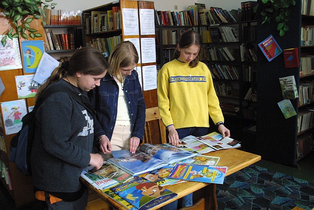 Uczniowie dziwnowskiej podstawówki muszą sami wyszukać niezbędne informacje w szkolnej bibliotece.