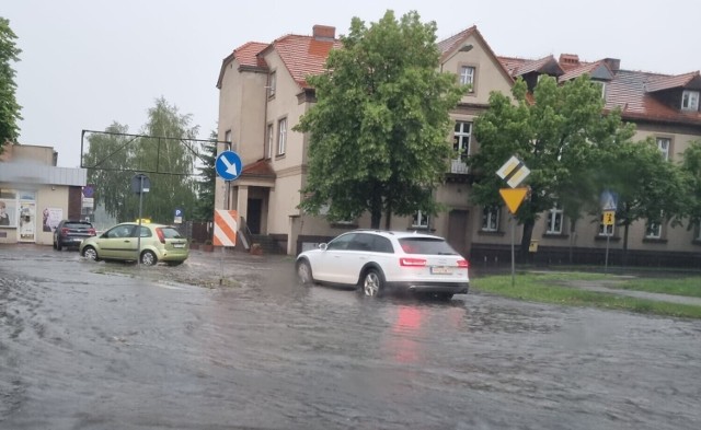 Potężna ulewa w Wielkopolsce! Pleszew pod wodą. Ulice niczym rzeki i jeziora.Kolejne zdjęcie --->