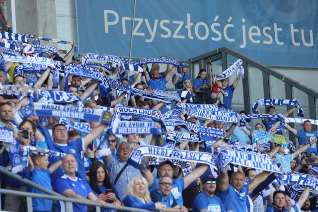 Kibice Ruchu Chorzów wypełniali po brzegi stadion Piasta Gliwice.Zobacz w galerii ZDJĘĆ na mecze, których klubów w I lidze chodziło najwięcej fanów