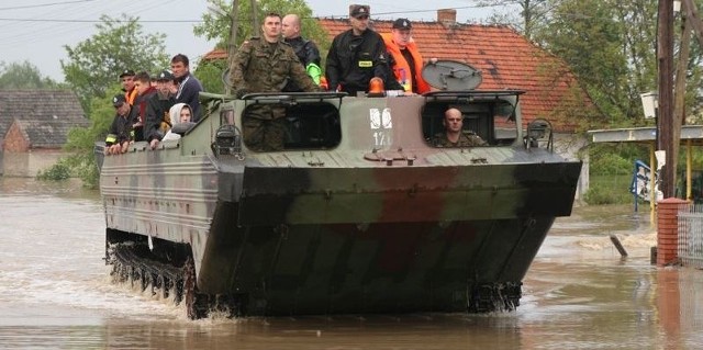 Akcja ewakuacyjna w Sobowie z wykorzystaniem wojskowej amfibii.