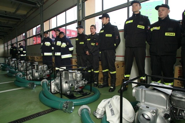 Pompy szlamowe przekazane zostały członkom ochotniczych straży pożarnych z powiatu kieleckiego w siedzibie Jednostki Ratowniczo-Gaśniczej numer 3 w Kielcach.