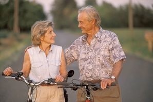 Seniorzy też mogą żyć aktywnie i coraz więcej firm kieruje do nich swoją ofertę