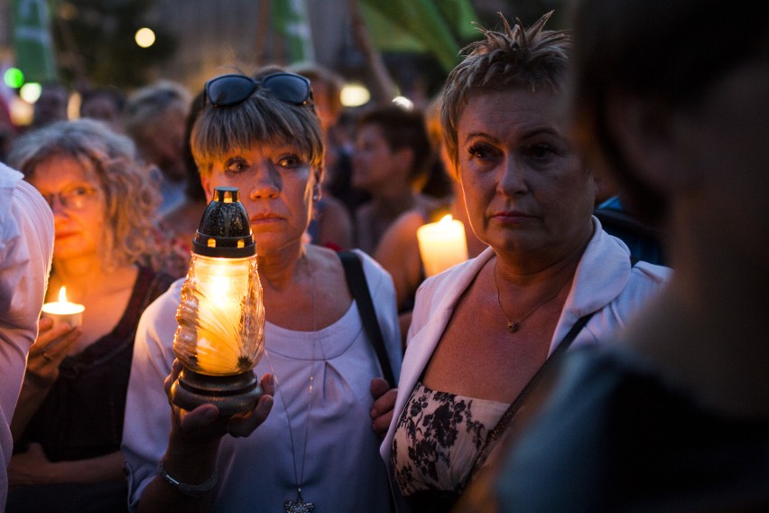 "Obudź się, grozi nam dyktatura". Protest opozycji w Krakowie [ZDJĘCIA]