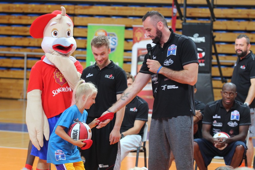 Marcin Gortat trenuje dzieci na Marcin Gortat Camp w...