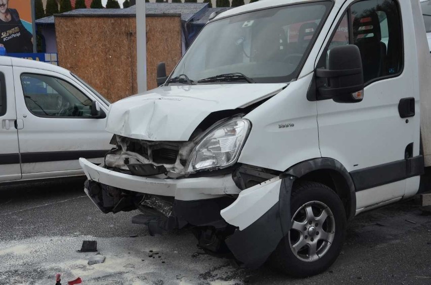 Wypadek w Olkuszu. Laweta przewożąca samochody najechała na auto osobowe, dwie osoby ranne