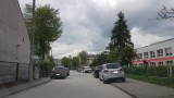 Źle zaparkowane samochody na ulicy Urzędniczej w Kielcach utrudniają życie kierowcom i pieszym. Mieszkańcy domagają się interwencji służb