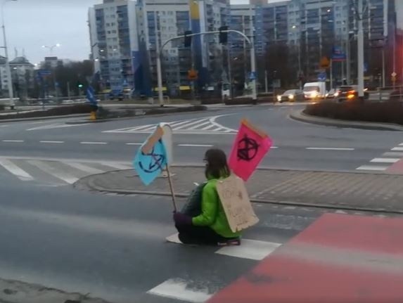 Protestująca aktywistka usiadła na środku ulicy Kozanowskiej...