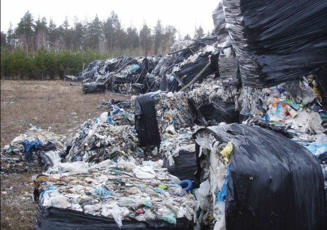 Zgodnie z zapowiedziami z tych śmieci miały powstać biopaliwa. Teraz odpadami przywiezionymi na Osiedle Leśne ponad rok temu nikt nie chce się zająć.