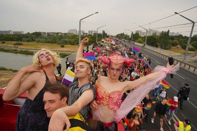 Czytaj więcej: Tegoroczny Marsz Równości jest szesnastym w historii, który przechodzi ulicami Poznania. Rozpoczął się o godz. 14 w sobotę, 6 lipca na Moście Rocha. Poprzedził go Pride Piknik na Kontener Art w Starym Korycie Warty.