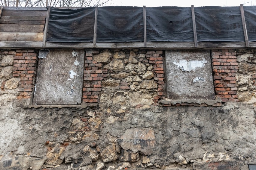 I zniknął. Koszmarny spalony dom w Podgórzu w Krakowie nie ma już dachu. I dalej straszy