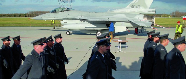 Przyjęcie pierwszych polskich F-16 w bazie na Krzesinach zamieniło się w prawdziwe lotnicze święto połączone z ich poświęceniem, chrztem i nadaniem nazwy "Jastrząb"