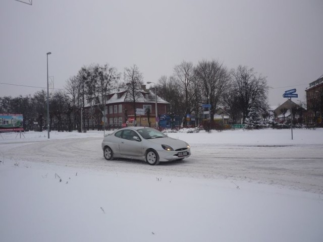 Drogi w mieście są nieodśnieżone a na rondzie Jana Pawła II samochody ślizgają się jak na lodowisku.