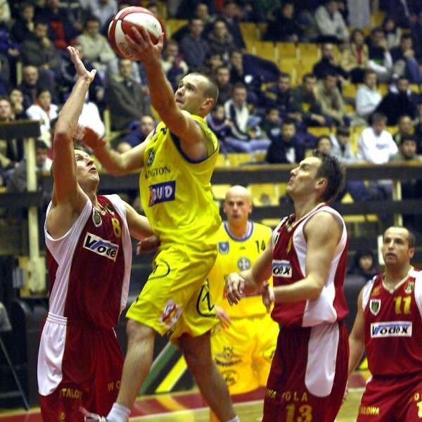 Efektowna akcja w wykonaniu koszykarza Siarki Łukasza Grzegorzewskiego (z piłką).
