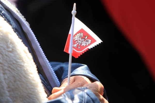 Kilkadziesiąt osób, głównie działaczy SLD w Toruniu, z okazji 1 Maja, Święta Ludzi Pracy, spotkało się na krótkim wiecu. Złożyli kwiaty w miejscu, gdzie kiedyś znajdowała się tablica poświęcona Julianowi Nowickiemu, członkowi Komunistycznej Partii Polski, który zginął 8 czerwca 1936 podczas demonstracji w Toruniu. 31 lipca 2012 roku tablicę z Alei Solidarności przeniesiono na Cmentarz Komunalny przy ulicy Grudziądzkiej w Toruniu. Dzisiaj w nieco innej formie tymczasowo powróciła na dawne miejsce. SLD chce, by pozostała na dłużej. Podczas wiecu świętowano także rocznicę wstąpienia Polski Do UE 1 maja 2004 roku.Dzień 1 maja jest nazywany również Świętem Pracy i Międzynarodowym Dniem Solidarności Ludzi Pracy. Na całym świecie obchodzony jest właśnie pierwszego dnia maja. Jest to międzynarodowe święto klasy robotniczej, czyli wszystkich ludzi pracy.Święto Pracy wprowadziła w 1889 II Międzynarodówka dla upamiętnienia wydarzeń z pierwszych dni maja 1886 w amerykańskim Chicago podczas strajku będącego częścią ogólnokrajowej kampanii na rzecz wprowadzenia 8-godzinnego dnia pracy. Z kolei w Polsce uznawane jest za święto państwowe od 1950 roku. W czasach PRL 1 maja organizowano tzw. pochody pierwszomajowe. Tego dnia ludzie nie szli do pracy, tylko z transparentami wychodzili na ulice. Również uczniowie w szkołach mieli wolne, by mogli uczestniczyć w pochodach, które były organizowane dla uczczenia międzynarodowego święta klasy robotniczej, ale tak naprawdę miały cel propagandowy - podtrzymywały kult świetności PRL-u.INFO Z POLSKI odc. 32 - przegląd najciekawszych informacji ostatnich dni w kraju (21-27. kwietnia 2017)