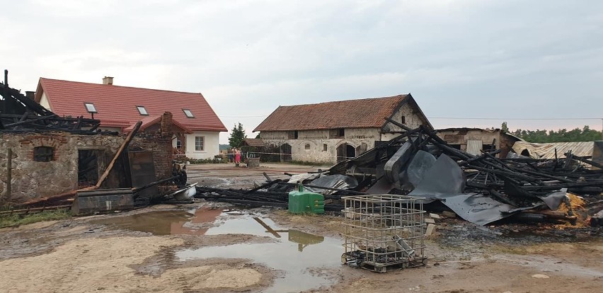 Sokoły. Wielki pożar w gminie Gołdap. Ogień strawił garaże, stodołę i budynek gospodarczy. Trwa zbiórka pieniędzy [ZDJĘCIA]