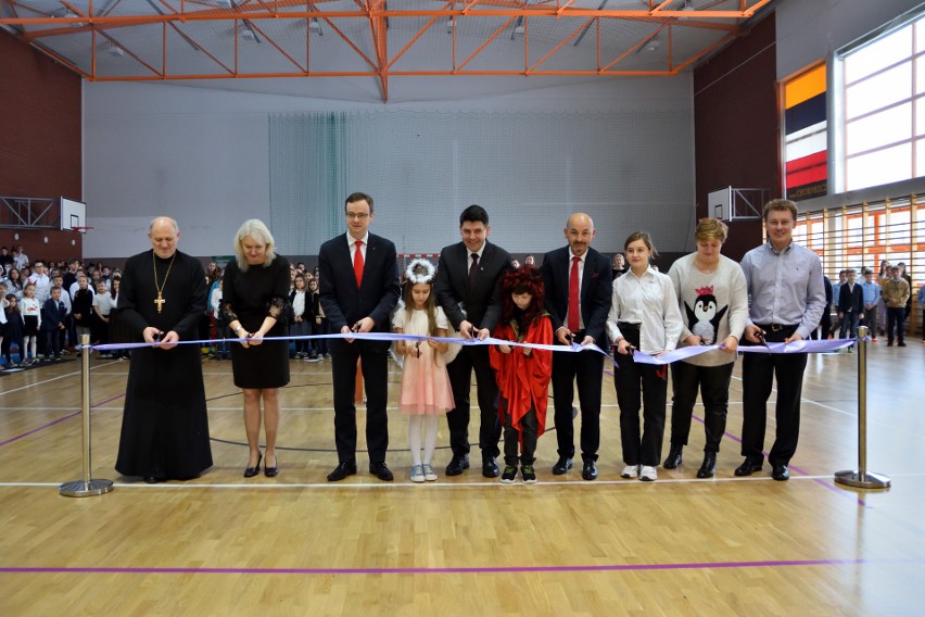 Hala sportowa w Szkole Podstawowej w Choroszczy została uroczyście oddana do użytku po remoncie 