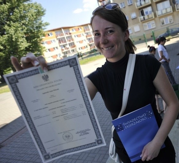 Agnieszka Witczak, maturzystka z I LO w Opolu tuż po odebraniu świadectwa.