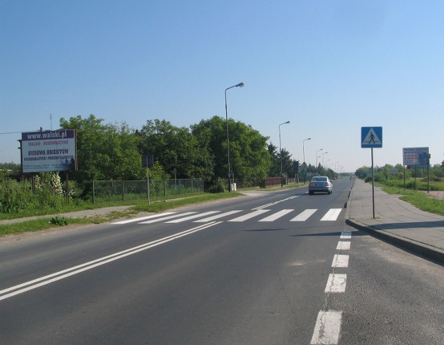 Brak oznakowań o obowiązującym objeździe sprawia, że wielu kierowców spoza naszego regionu wjeżdża w ulicę Warszawską i kieruje się w stronę Sandomierza. Niestety w połowie drogi muszą zawracać i kierować się na objazd w stronę mostu w Nagnajowie.