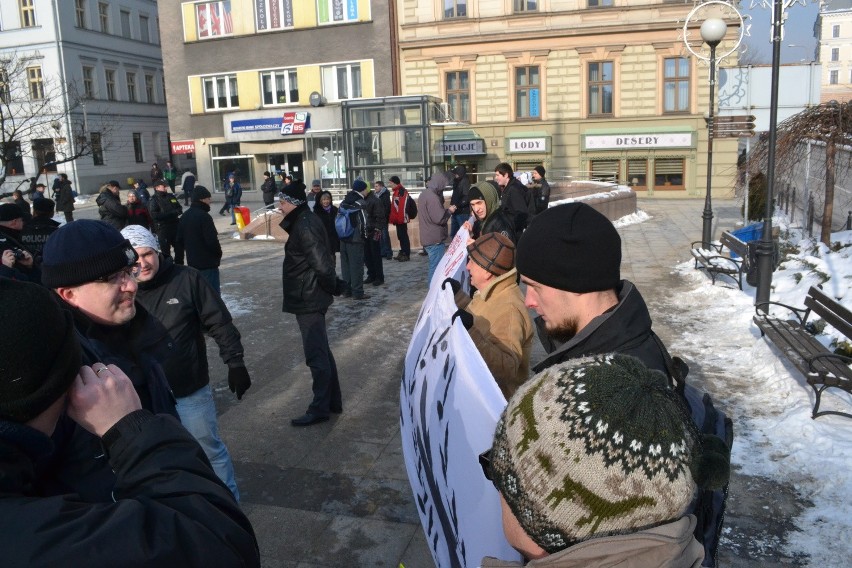 Manifestacja KOD w Bielsku-Białej. Mróz, demokracja, narodowcy i... poseł Pięta [ZDJĘCIA]