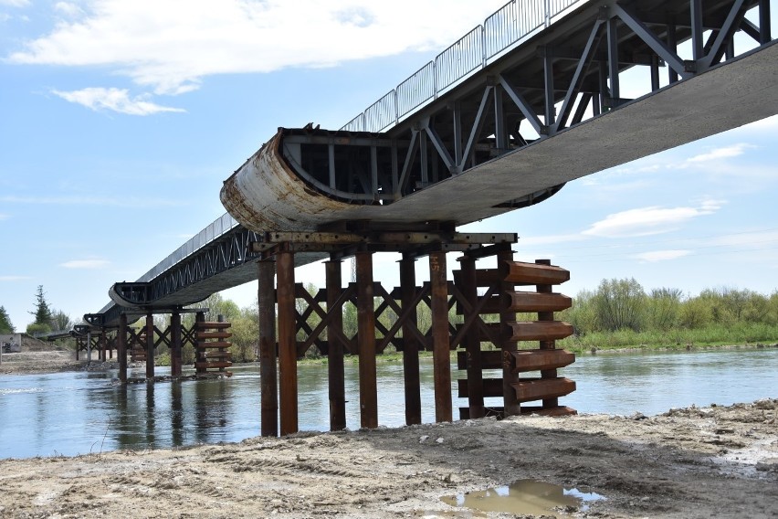 Po starym moście zostały jedynie betonowe podpory i...