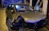 Grożny wypadek na moście w Naszacowicach. Rozbity samochód był pusty 