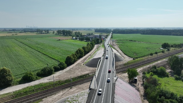 Dla odcinka Dąbrowa - Opole o długości 4,75 km przewiduje się budowę drugiego równoległego wiaduktu nad torami PKP