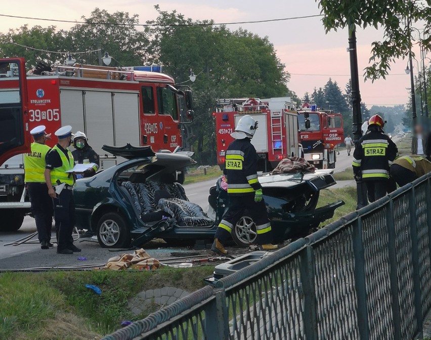 Wypadek w Szówsku koło Jarosławia. Skoda wypadła z drogi, strażacy musieli rozciąć auto, cztery osoby zostały ranne [ZDJĘCIA INTERNAUTY]