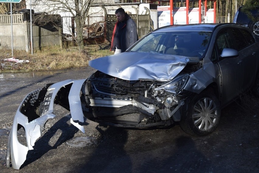 Zderzenie czołowe miejskiego autobusu z oplem astrą na Rawce