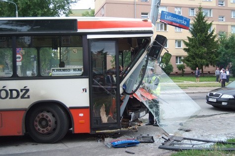 Groźny wypadek przy ul. Lutomierskiej. Pięć osób w szpitalach (aktual., zdjęcia)