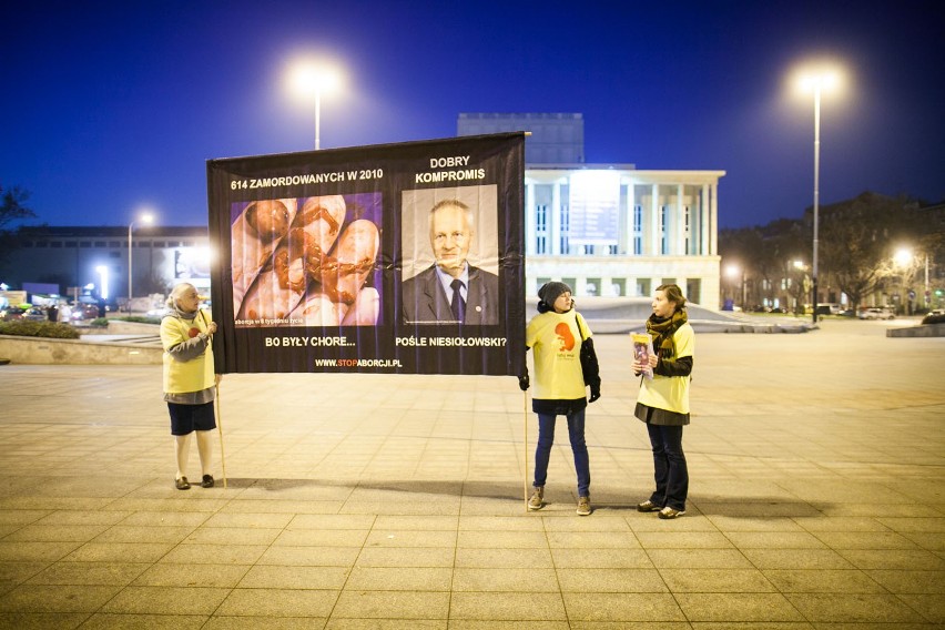 Pikieta antyaborcyjna na placu Dąbrowskiego w Łodzi [ZDJĘCIA]