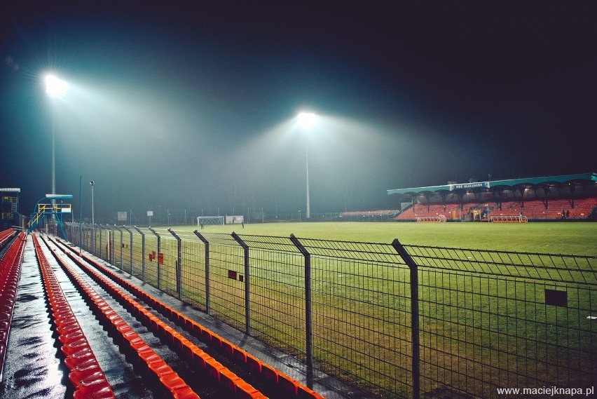 Tak świecą nowe jupitery na stadionie MKS-u Kluczbork.