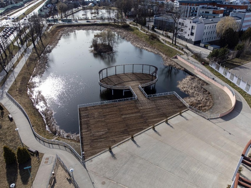 Staw z pomostem przy galerii Atrium Biała