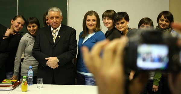 Andrzej Lepper na Uniwersytecie RzeszowskimLider Samoobrony Andrzej Lepper spotkal sie ze studentami Uniwersytetu Rzeszowskiego.