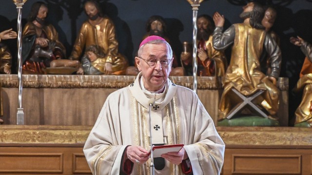 Abp Stanisław Gądecki, przewodniczący Konferencji Episkopatu Polski, wzywa duchownych o zwiększenie liczby mszy, tak by mogła w nich uczestniczyć "liczba wiernych odpowiednia do wytycznych służb sanitarnych".