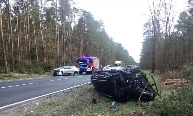 Na drodze krajowej nr 11 pomiędzy Piłą a Dobrzycą doszło do wypadku. Dwa samochody osobowe zderzyły się ze sobą.