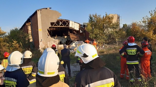 We wtorkowe popołudnie (15 października) w Pakości zawaliła się część dawnego budynku gospodarczego.Na miejscu pojawili się strażacy, w tym technicy, którzy przeszukiwali gruzowisko.- Brak osób poszkodowanych - poinformowali strażacy z OSP Janikowo. Na miejscu oprócz nich działali również strażacy z OSP Pakość, JRG 1 i 2 PSP Inowrocław, KW PSP Toruń, Grupa Poszukiwawcza JRG Chełmża oraz GRP OSP Gdańsk.