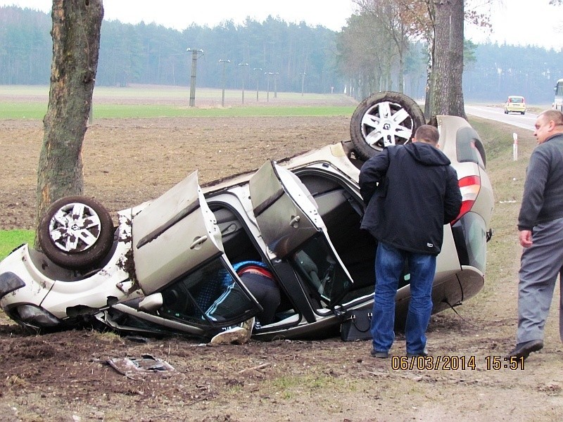 Mały Płock. 23-latka dachowała. Samochód wypadł z drogi na zakręcie [FOTO]